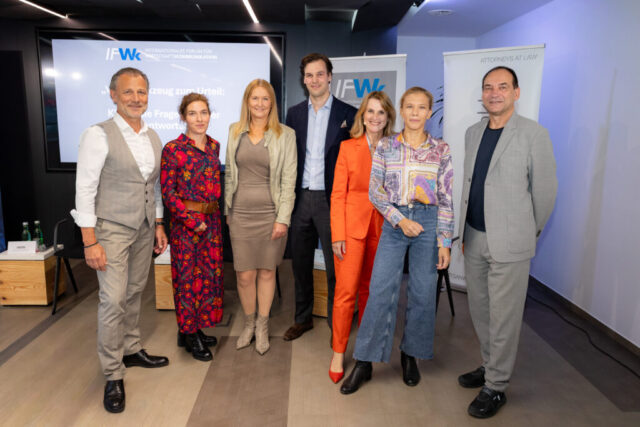 IFWK-Gründer Rudolf J. Melzer mit APA-Chefredakteurin Maria Scholl, APA-CFO und IFWK-Vizepräsidentin Doris Pokorny, Julian von Lenthe (Kanzlei Lugger | Bankler), Moderatorin Michaela Ernst, Philosophin und Buchautorin Lisz Hirn sowie KI-Pionier und deepsearch-CEO Roland Fleischhacker | © Gerald Kührer
